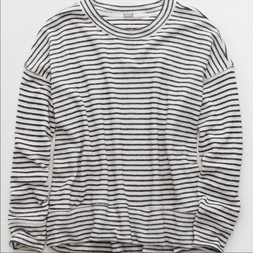✨AERIE NAVY AND WHITE STRIPED BEACH FLEECE✨